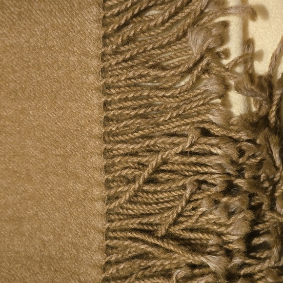 JOHANNA HOWARD Dip-Dye Throw, Camel, 100% Baby Alpaca, Retail Price $450.00US - Picture 9 of 11